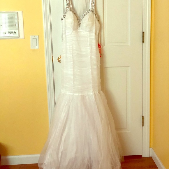 Dresses & Skirts - White prom/wedding dress.